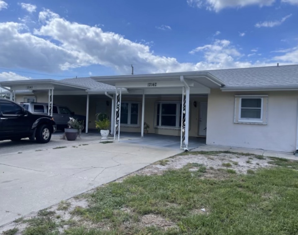A Welcoming Florida Home With Palm Trees And A Front Porch. My Comfort Stay Residence